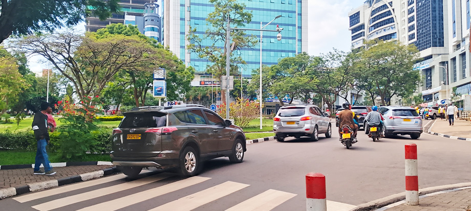 tourist-driving-in-rwanda-scenic-road